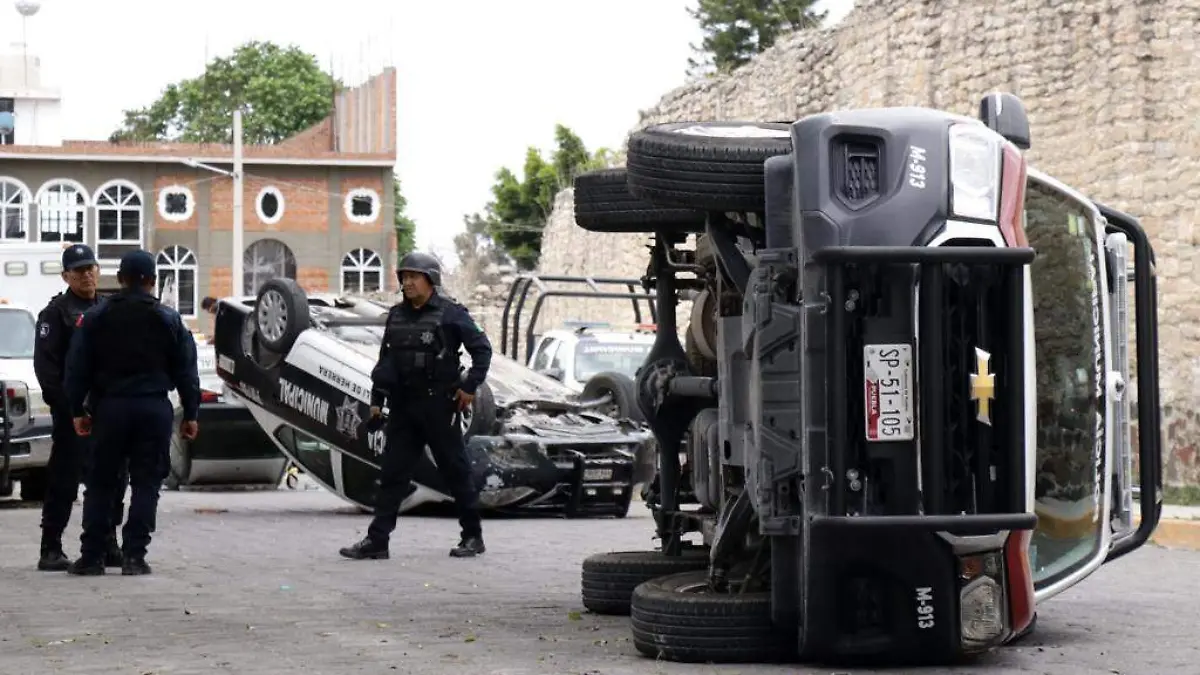 protestan y voltean tres patrullas en TEcali